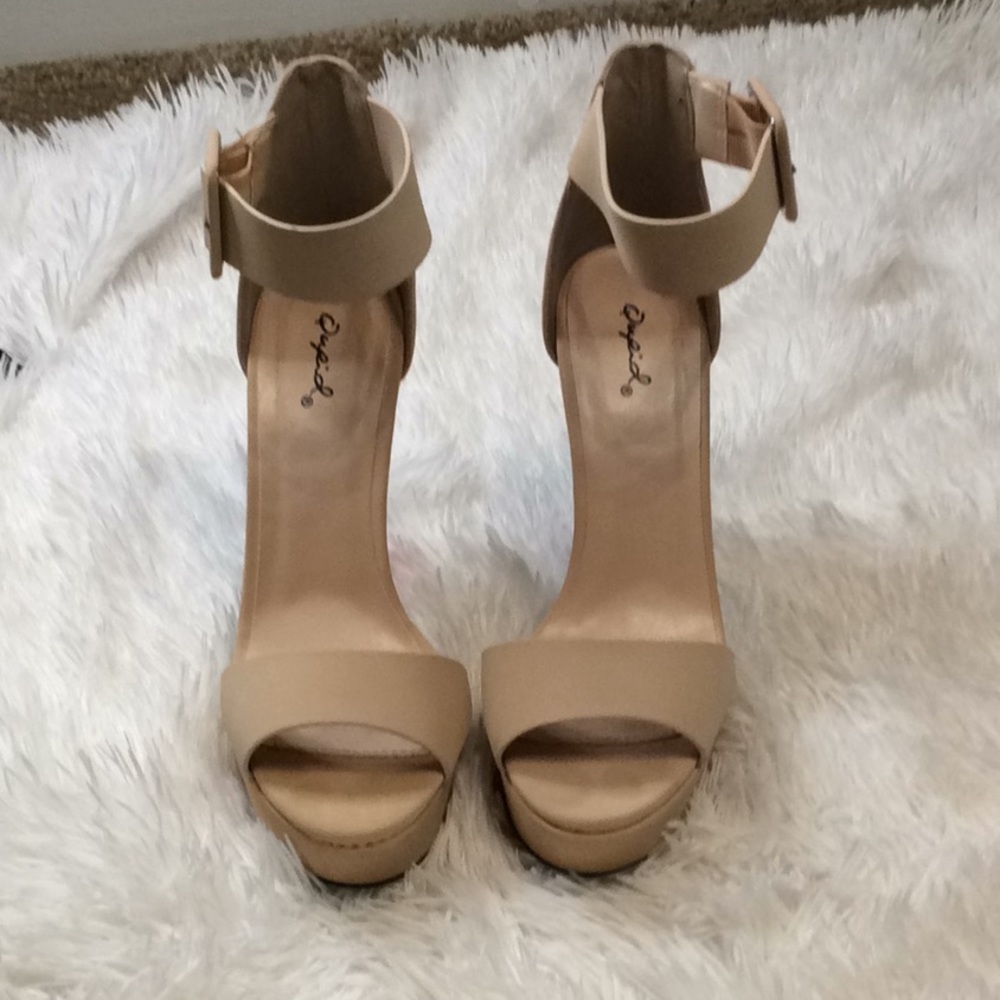 Quipid cream glass heel size 7 1/2